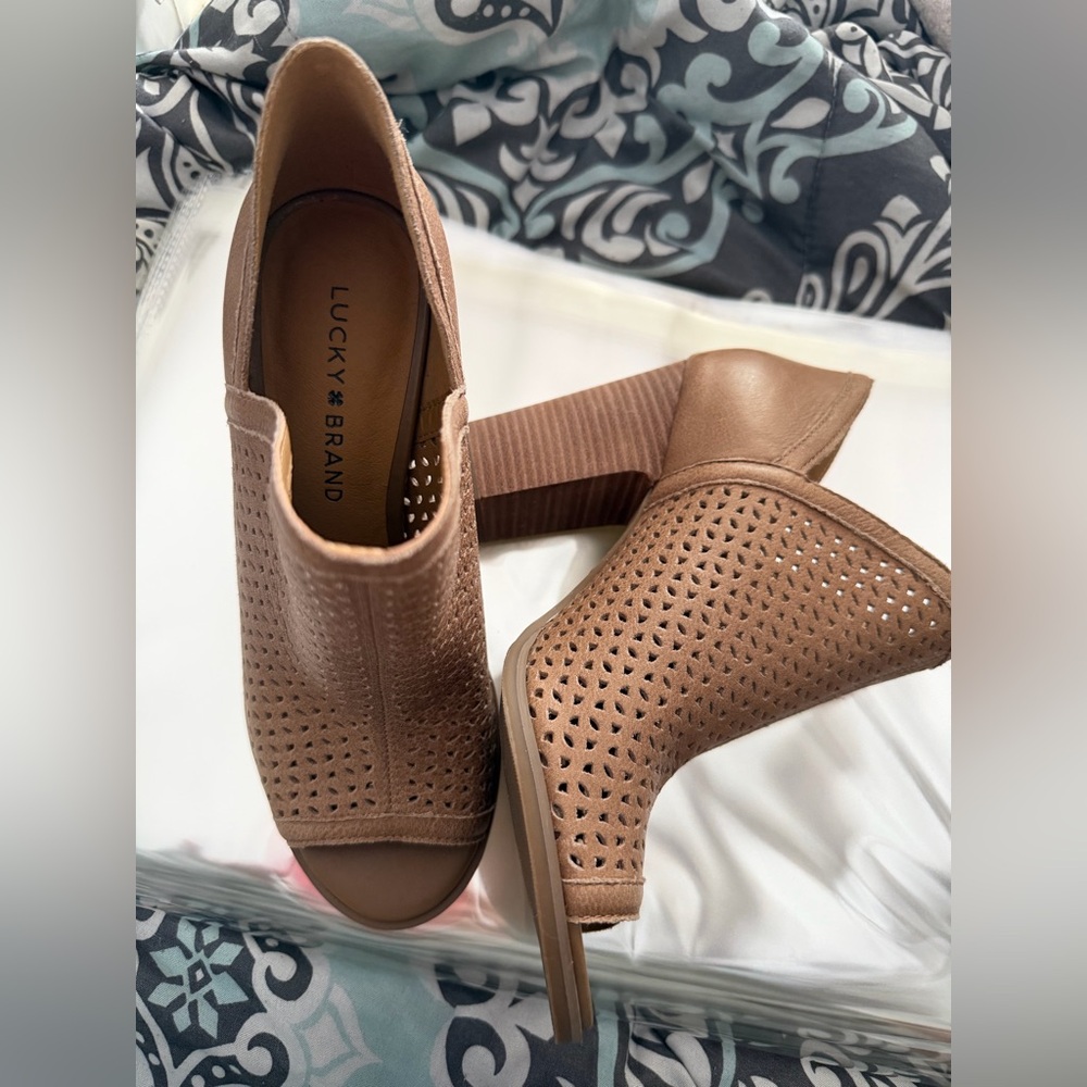 Lucky Brand Women's Tan Perforated Peep-Toe Block Heel Booties